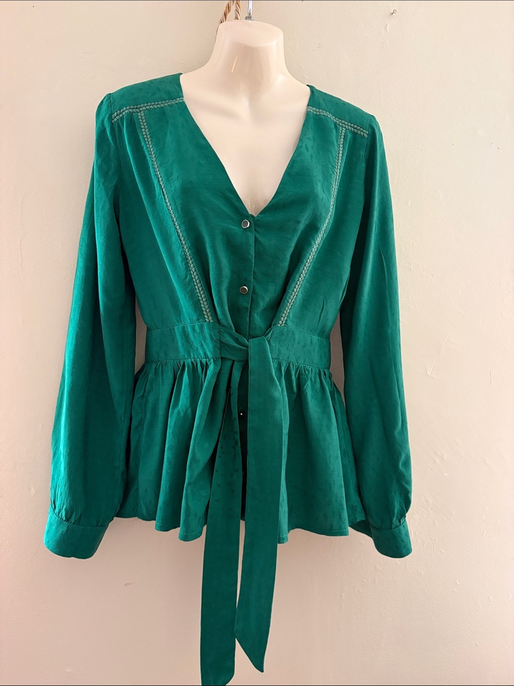 Tie-Waist Emerald Green V-Neck Blouse. VISCOSE